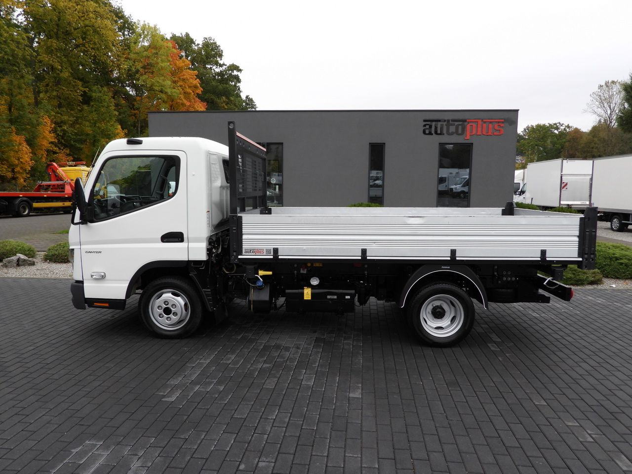 Furgoneta basculante MITSUBISHI CANTER FUSO 3C15 THREE-WAY TIPPER 3 SEATS LED LIGHTS TWIN WHEELS 150HP: foto 10 Furgoneta basculante MITSUBISHI CANTER FUSO 3C15 THREE-WAY TIPPER 3 SEATS LED LIGHTS TWIN WHEELS 150HP: foto 10