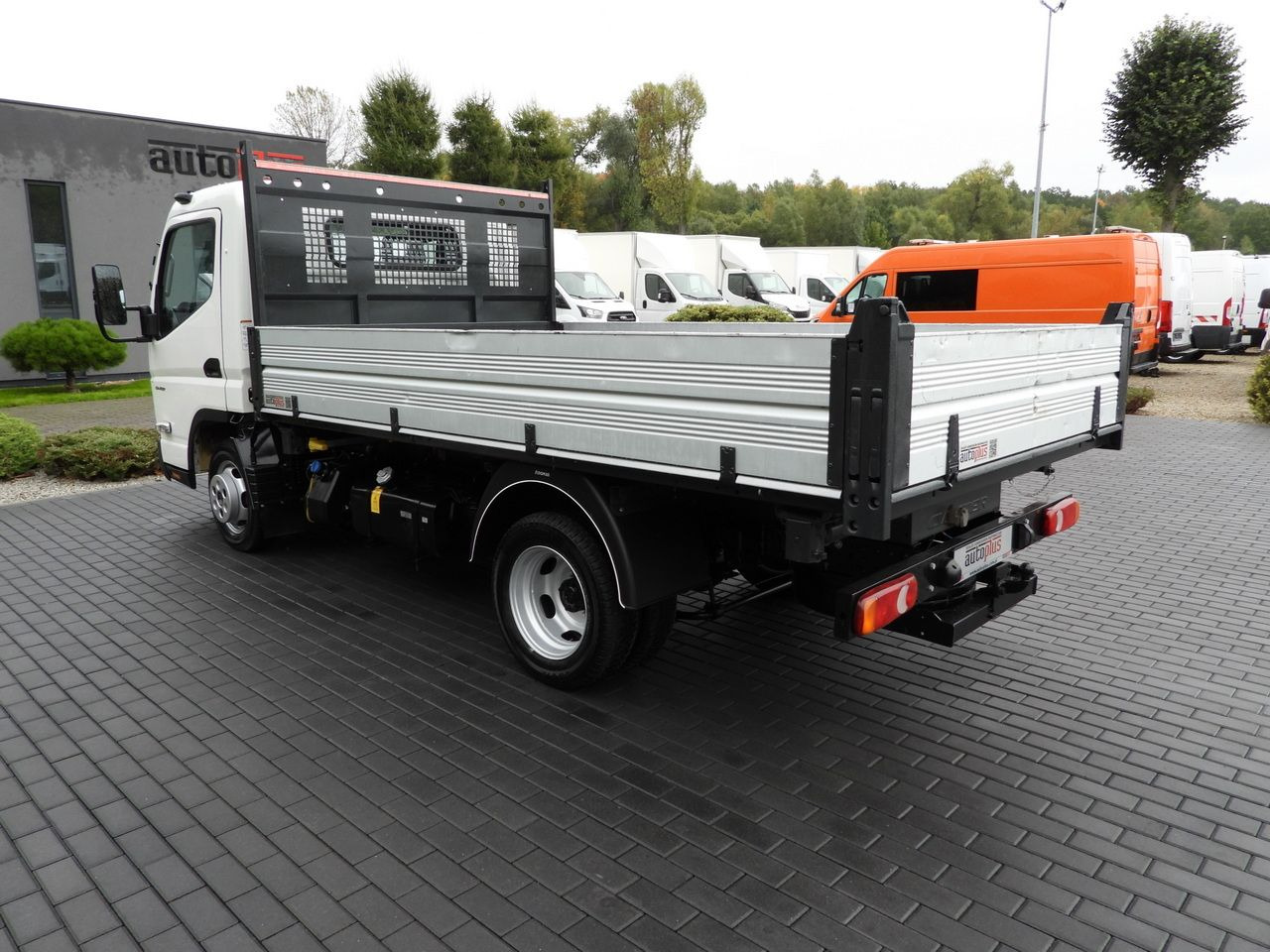 Furgoneta basculante MITSUBISHI CANTER FUSO 3C15 THREE-WAY TIPPER 3 SEATS LED LIGHTS TWIN WHEELS 150HP: foto 12 Furgoneta basculante MITSUBISHI CANTER FUSO 3C15 THREE-WAY TIPPER 3 SEATS LED LIGHTS TWIN WHEELS 150HP: foto 12