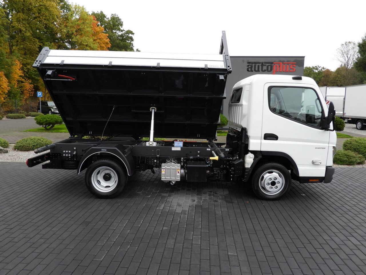 Furgoneta basculante MITSUBISHI CANTER FUSO 3C15 THREE-WAY TIPPER 3 SEATS LED LIGHTS TWIN WHEELS 150HP: foto 9 Furgoneta basculante MITSUBISHI CANTER FUSO 3C15 THREE-WAY TIPPER 3 SEATS LED LIGHTS TWIN WHEELS 150HP: foto 9