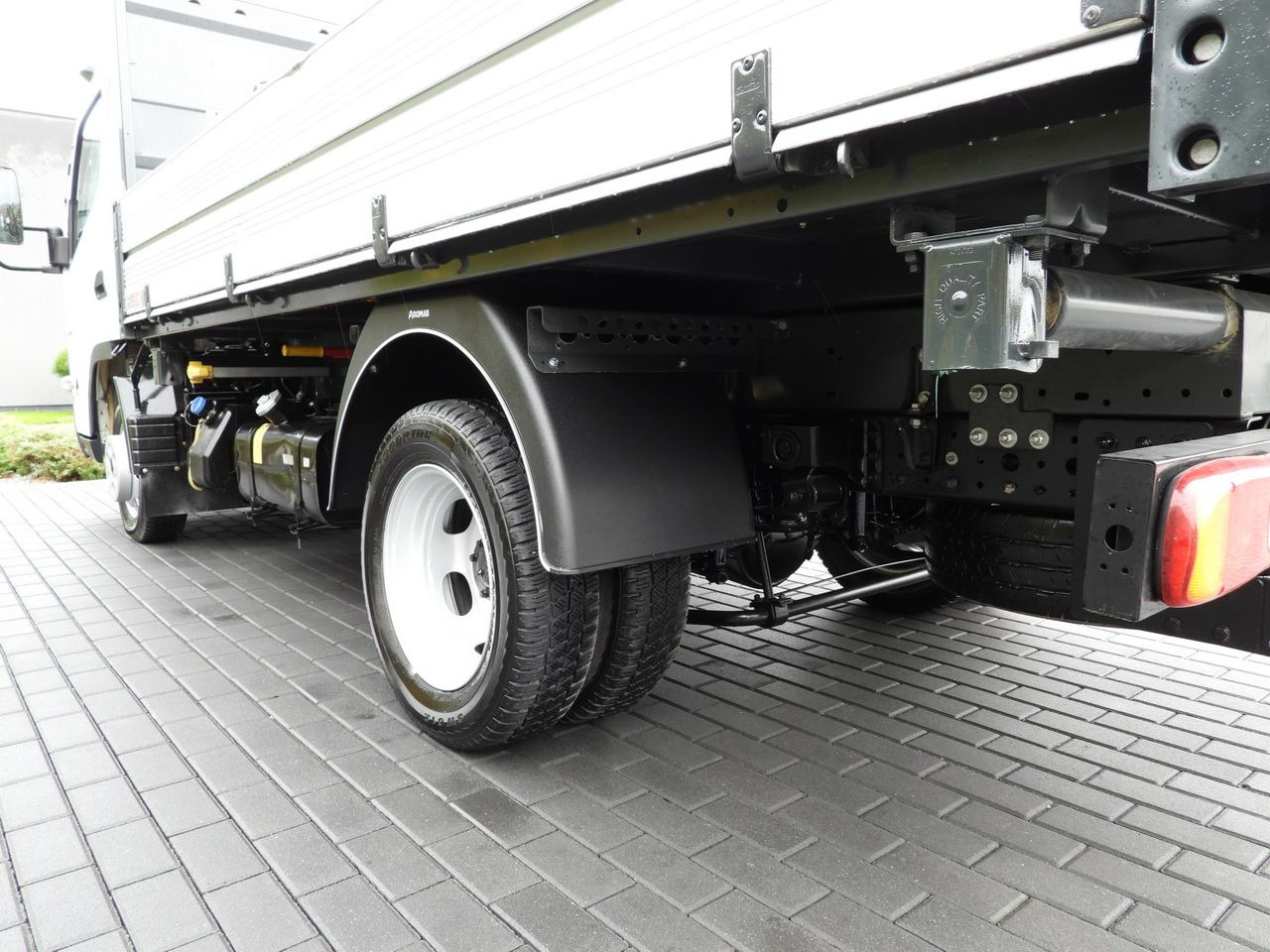 Furgoneta basculante MITSUBISHI CANTER FUSO 3C15 THREE-WAY TIPPER 3 SEATS LED LIGHTS TWIN WHEELS 150HP: foto 18 Furgoneta basculante MITSUBISHI CANTER FUSO 3C15 THREE-WAY TIPPER 3 SEATS LED LIGHTS TWIN WHEELS 150HP: foto 18