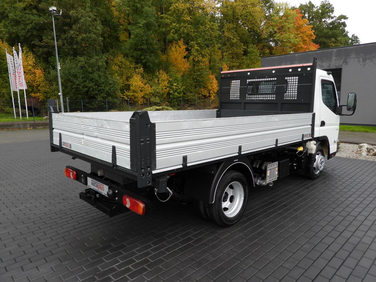 Furgoneta basculante MITSUBISHI CANTER FUSO 3C15 THREE-WAY TIPPER 3 SEATS LED LIGHTS TWIN WHEELS 150HP: foto 16 Furgoneta basculante MITSUBISHI CANTER FUSO 3C15 THREE-WAY TIPPER 3 SEATS LED LIGHTS TWIN WHEELS 150HP: foto 16