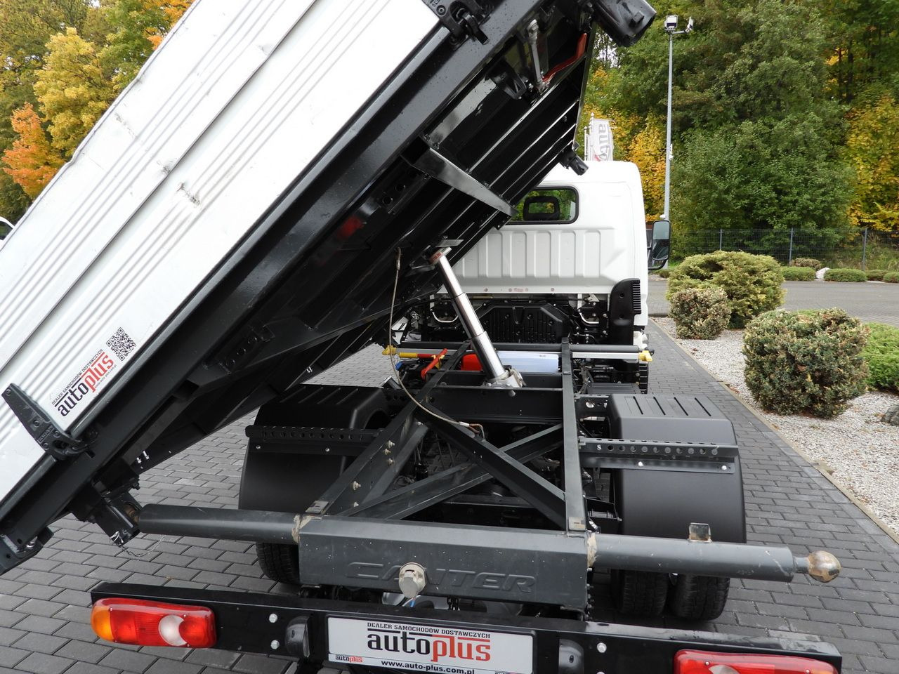 Furgoneta basculante MITSUBISHI CANTER FUSO 3C15 THREE-WAY TIPPER 3 SEATS LED LIGHTS TWIN WHEELS 150HP: foto 31 Furgoneta basculante MITSUBISHI CANTER FUSO 3C15 THREE-WAY TIPPER 3 SEATS LED LIGHTS TWIN WHEELS 150HP: foto 31