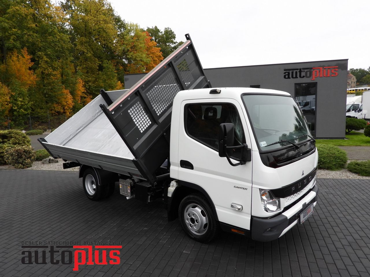 MITSUBISHI CANTER FUSO 3C15 THREE-WAY TIPPER 3 SEATS LED LIGHTS TWIN WHEELS 150HP - Furgoneta basculante: foto 1 MITSUBISHI CANTER FUSO 3C15 THREE-WAY TIPPER 3 SEATS LED LIGHTS TWIN WHEELS 150HP - Furgoneta basculante: foto 1