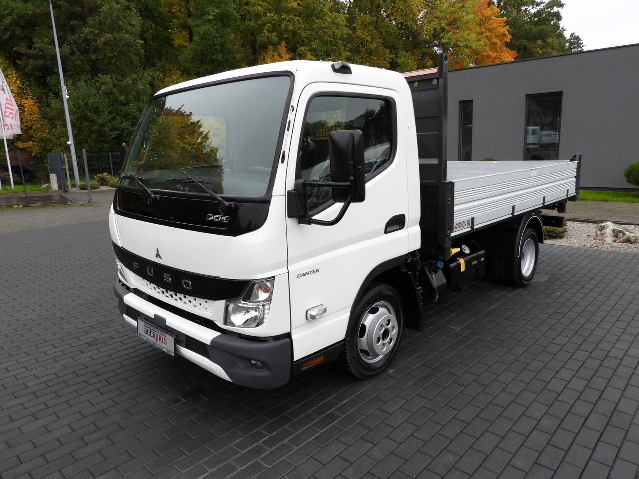 Furgoneta basculante MITSUBISHI CANTER FUSO 3C15 THREE-WAY TIPPER 3 SEATS LED LIGHTS TWIN WHEELS 150HP: foto 6 Furgoneta basculante MITSUBISHI CANTER FUSO 3C15 THREE-WAY TIPPER 3 SEATS LED LIGHTS TWIN WHEELS 150HP: foto 6