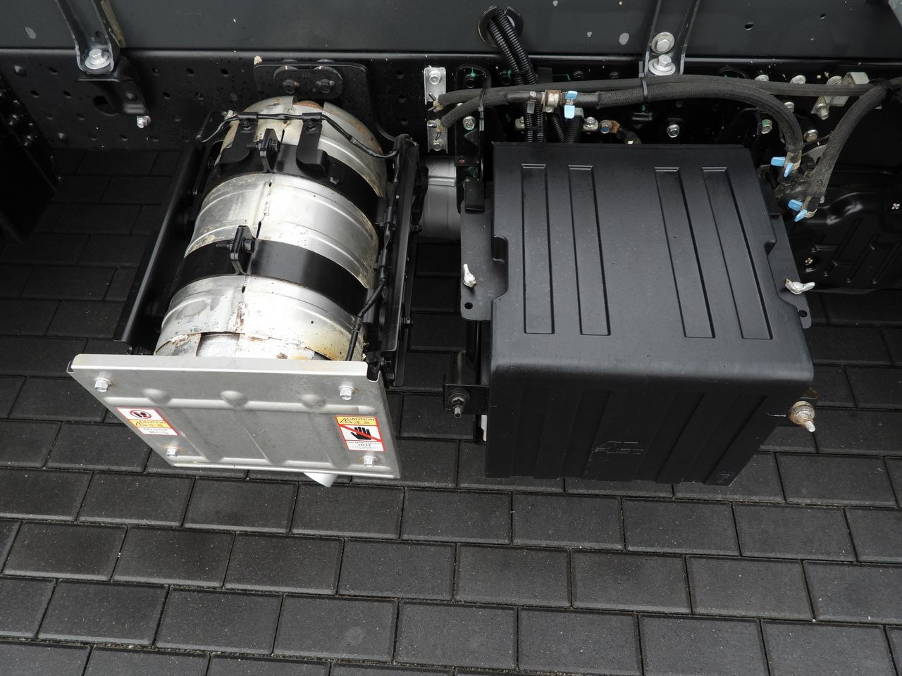 Furgoneta basculante MITSUBISHI CANTER FUSO 3C15 THREE-WAY TIPPER 3 SEATS LED LIGHTS TWIN WHEELS 150HP: foto 33 Furgoneta basculante MITSUBISHI CANTER FUSO 3C15 THREE-WAY TIPPER 3 SEATS LED LIGHTS TWIN WHEELS 150HP: foto 33