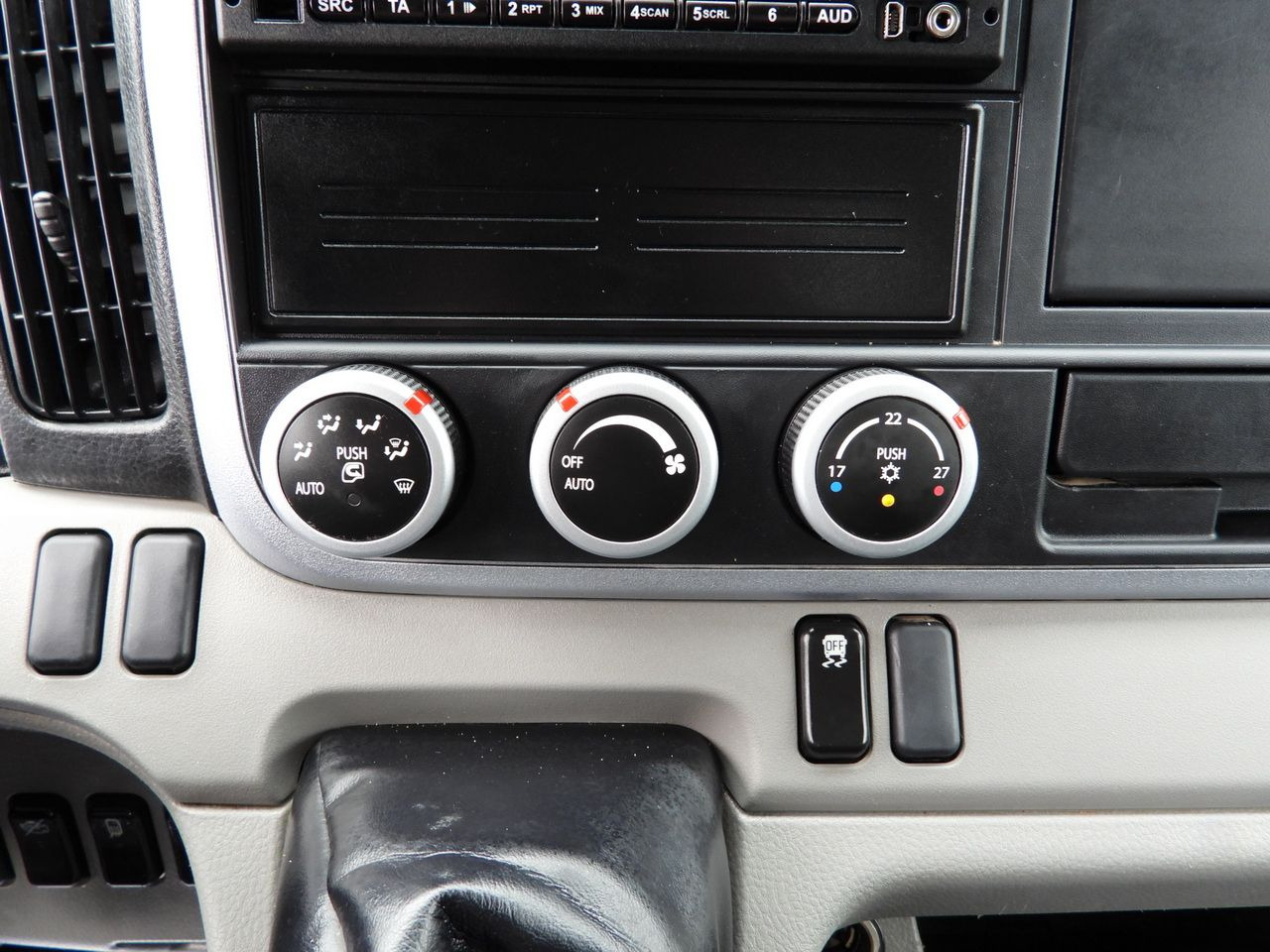 Furgoneta basculante MITSUBISHI CANTER FUSO 3C15 THREE-WAY TIPPER 3 SEATS LED LIGHTS TWIN WHEELS 150HP: foto 46 Furgoneta basculante MITSUBISHI CANTER FUSO 3C15 THREE-WAY TIPPER 3 SEATS LED LIGHTS TWIN WHEELS 150HP: foto 46