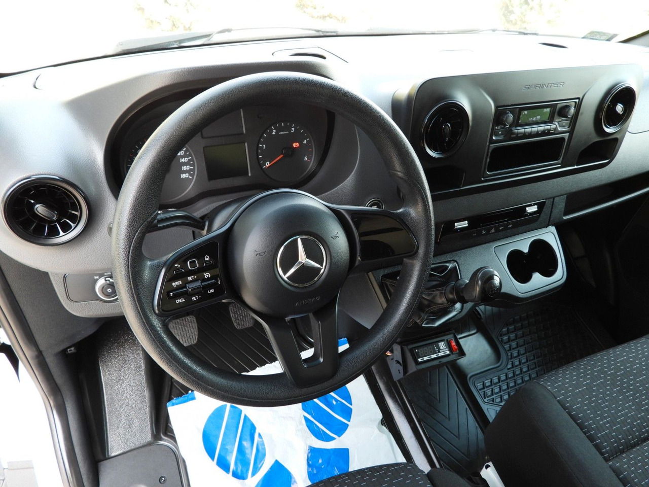 Mercedes-Benz SPRINTER 316 KÜHLKOFFER 0*C AUFZUG 8 PALETTEN - Furgoneta frigorifica: foto 2 Mercedes-Benz SPRINTER 316 KÜHLKOFFER 0*C AUFZUG 8 PALETTEN - Furgoneta frigorifica: foto 2