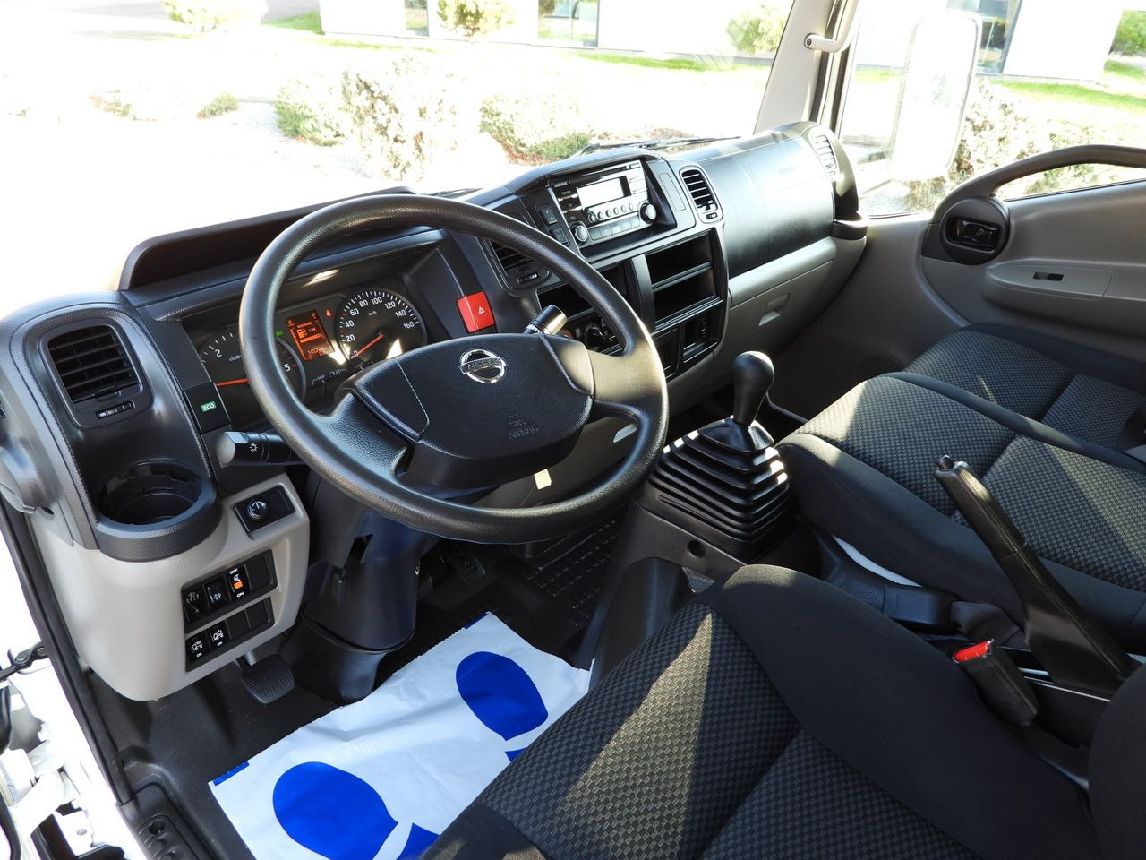 NISSAN CABSTAR NT400 STAKE BODY DOUBLE CABIN DOKA 6 SEATS TWIN WHEELS AIR CONDITIONING 130HP - Furgoneta combi: foto 2 NISSAN CABSTAR NT400 STAKE BODY DOUBLE CABIN DOKA 6 SEATS TWIN WHEELS AIR CONDITIONING 130HP - Furgoneta combi: foto 2