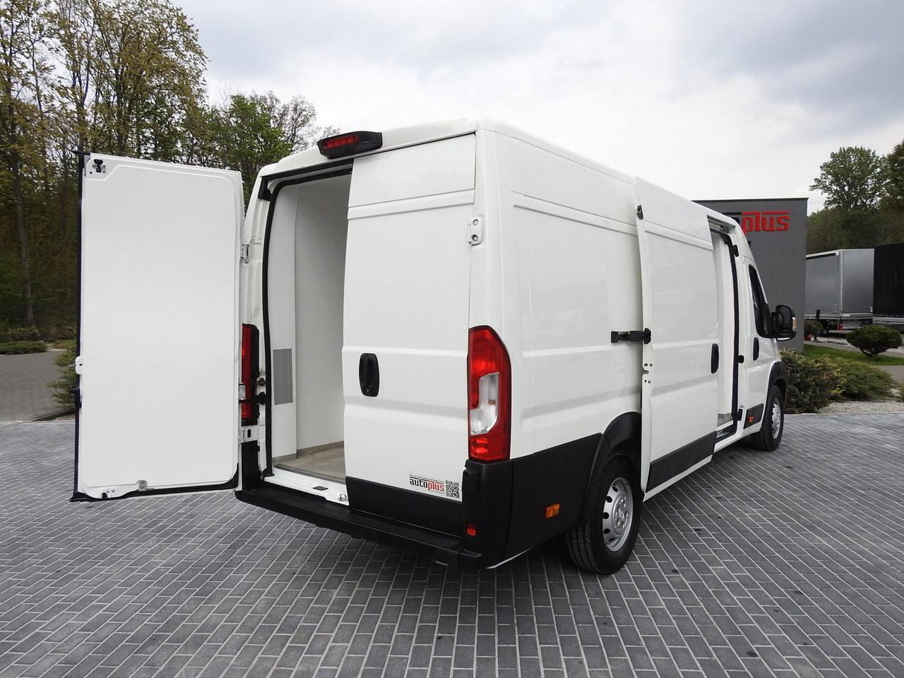 PEUGEOT BOXER REFRIGERATOR VAN 0*C CRUISE CONTROL NAVIGATION AIR CONDITIONING 135HP - Furgoneta frigorifica: foto 3 PEUGEOT BOXER REFRIGERATOR VAN 0*C CRUISE CONTROL NAVIGATION AIR CONDITIONING 135HP - Furgoneta frigorifica: foto 3