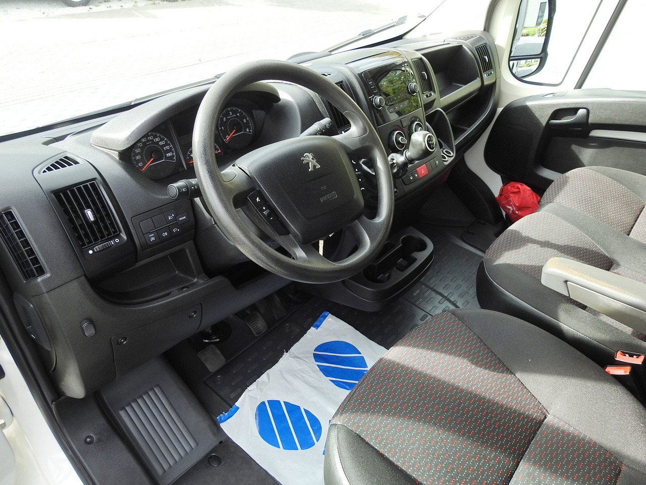 PEUGEOT BOXER STAKE BODY DOUBLE CABIN DOKA 7 SEATS AIR CONDITIONING 140HP - Furgoneta combi: foto 2 PEUGEOT BOXER STAKE BODY DOUBLE CABIN DOKA 7 SEATS AIR CONDITIONING 140HP - Furgoneta combi: foto 2