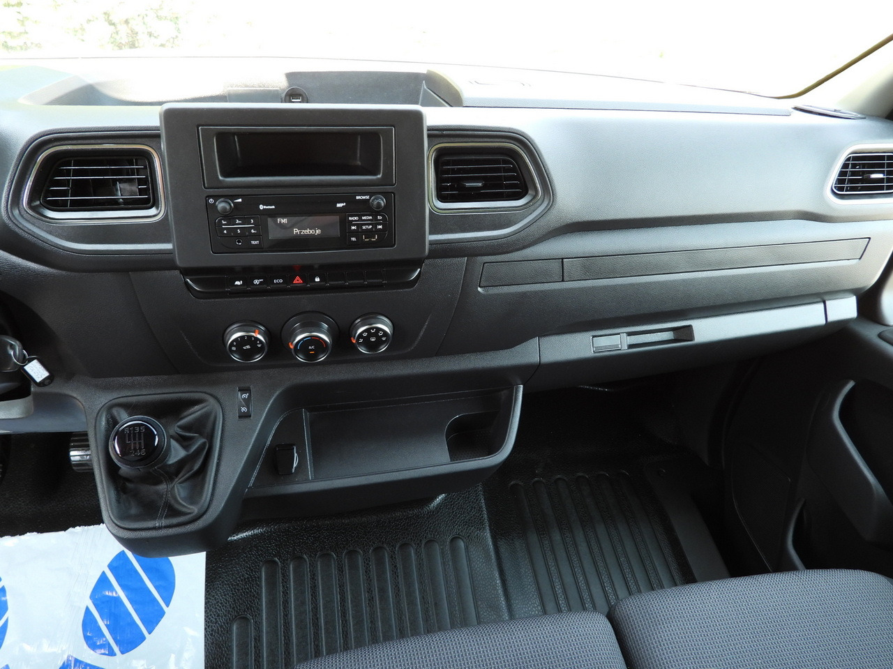 Furgoneta caja cerrada RENAULT MASTER  BOX LIFT 8 PALLETS CRUISE CONTROL LED LIGHTS AIR CONDITIONING  165HP: foto 33