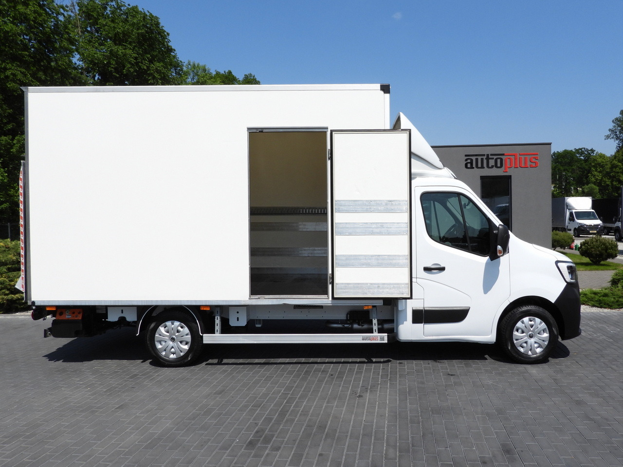 Furgoneta caja cerrada RENAULT MASTER  BOX LIFT 8 PALLETS CRUISE CONTROL LED LIGHTS AIR CONDITIONING  165HP: foto 8