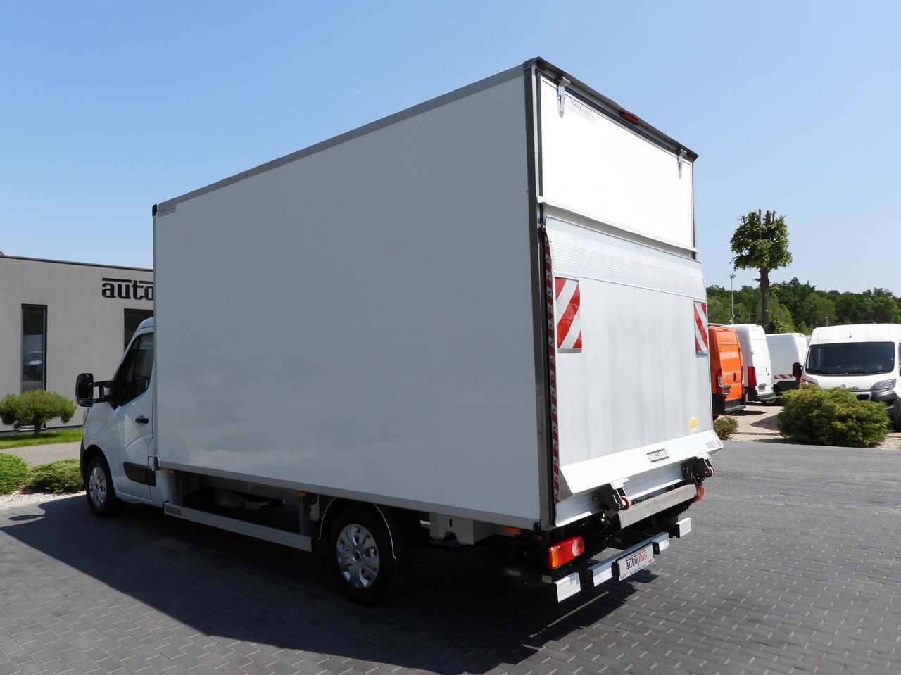 Furgoneta caja cerrada RENAULT MASTER  BOX LIFT 8 PALLETS CRUISE CONTROL LED LIGHTS AIR CONDITIONING  165HP: foto 10