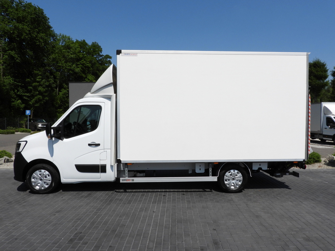 Furgoneta caja cerrada RENAULT MASTER  BOX LIFT 8 PALLETS CRUISE CONTROL LED LIGHTS AIR CONDITIONING  165HP: foto 9