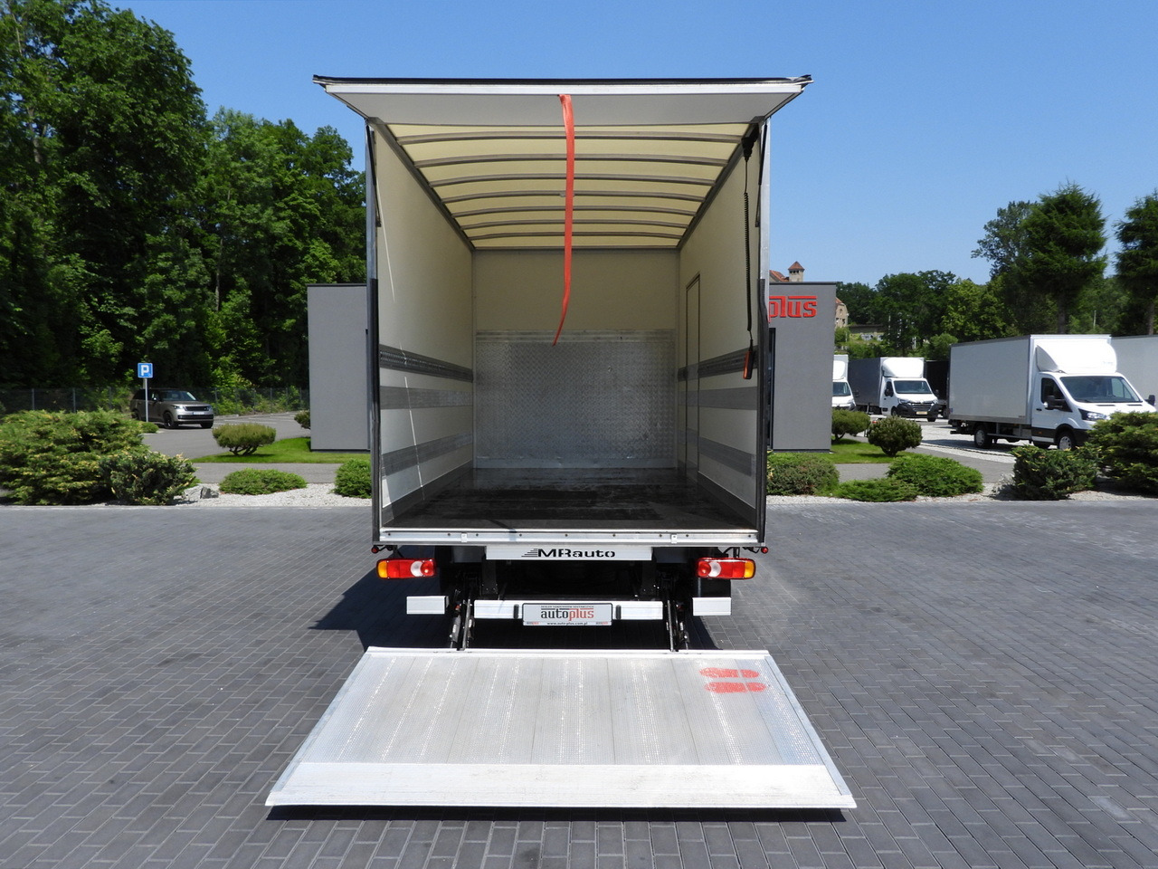 Furgoneta caja cerrada RENAULT MASTER  BOX LIFT 8 PALLETS CRUISE CONTROL LED LIGHTS AIR CONDITIONING  165HP: foto 12