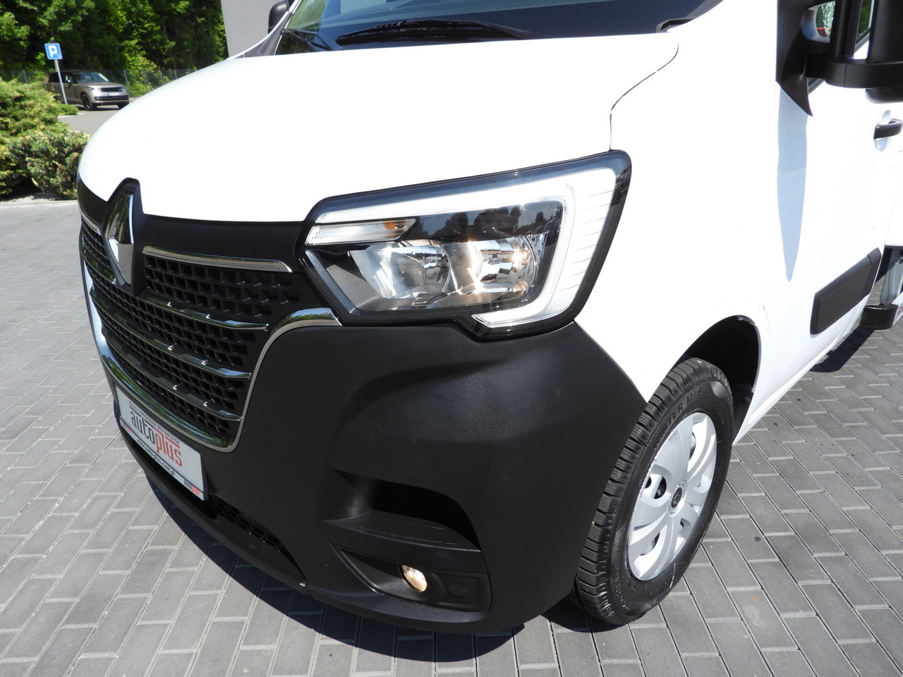 Furgoneta caja cerrada RENAULT MASTER  BOX LIFT 8 PALLETS CRUISE CONTROL LED LIGHTS AIR CONDITIONING  165HP: foto 20