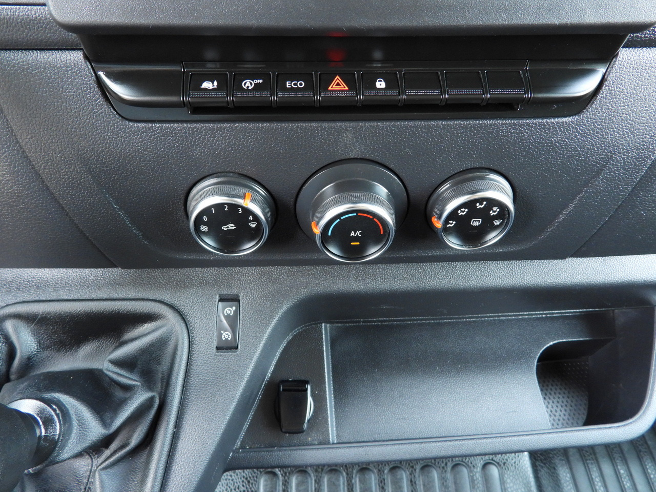 Furgoneta caja cerrada RENAULT MASTER  BOX LIFT 8 PALLETS CRUISE CONTROL LED LIGHTS AIR CONDITIONING  165HP: foto 35