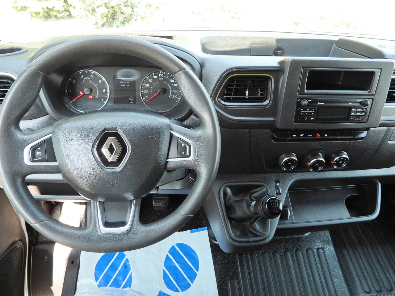 Furgoneta caja cerrada RENAULT MASTER  BOX LIFT 8 PALLETS CRUISE CONTROL LED LIGHTS AIR CONDITIONING  165HP: foto 30