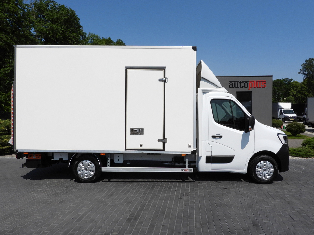 Furgoneta caja cerrada RENAULT MASTER  BOX LIFT 8 PALLETS CRUISE CONTROL LED LIGHTS AIR CONDITIONING  165HP: foto 7