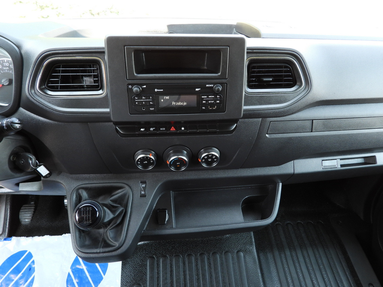 Furgoneta caja cerrada RENAULT MASTER  BOX LIFT 8 PALLETS CRUISE CONTROL LED LIGHTS AIR CONDITIONING  165HP: foto 34