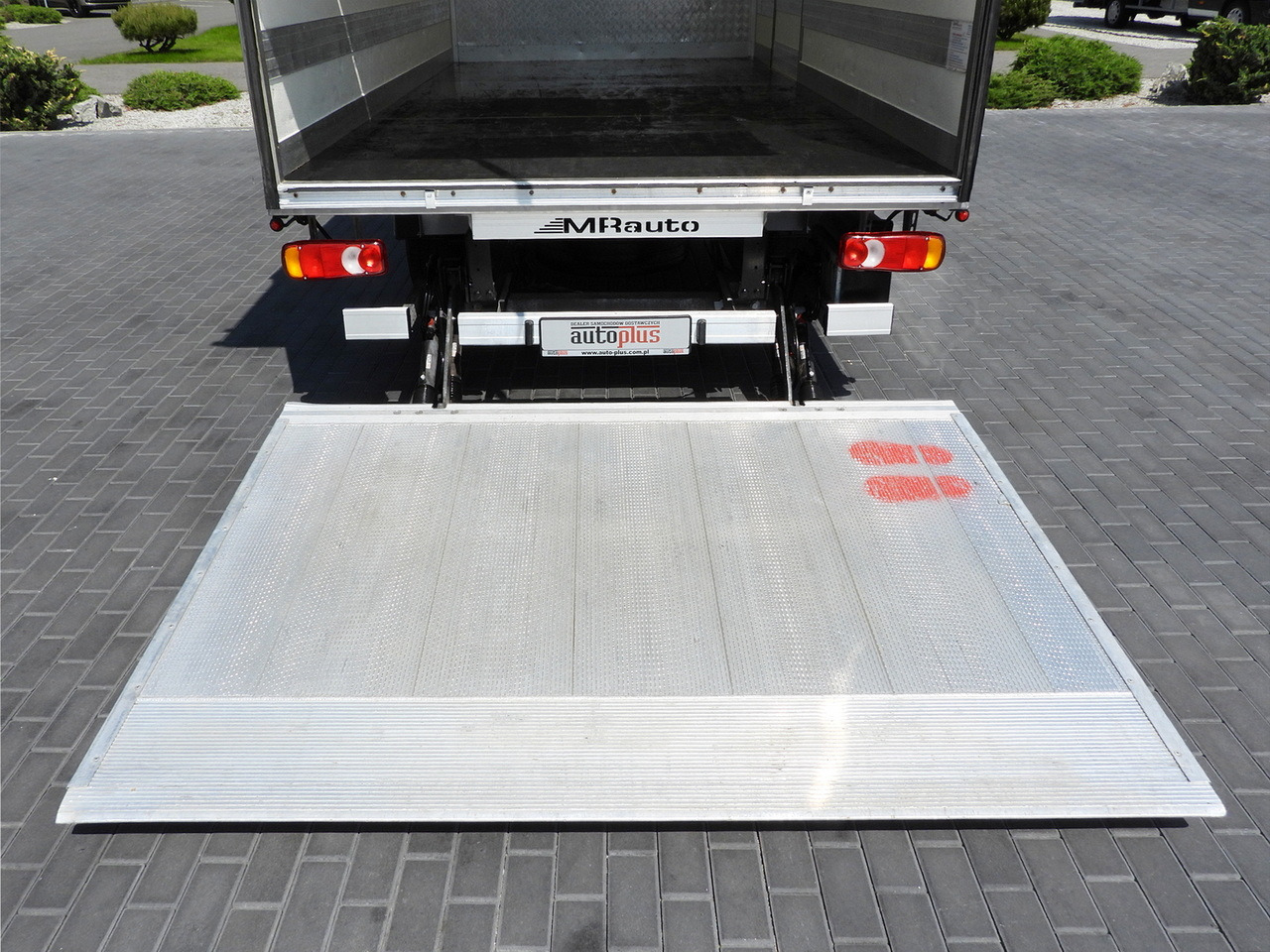 Furgoneta caja cerrada RENAULT MASTER  BOX LIFT 8 PALLETS CRUISE CONTROL LED LIGHTS AIR CONDITIONING  165HP: foto 23