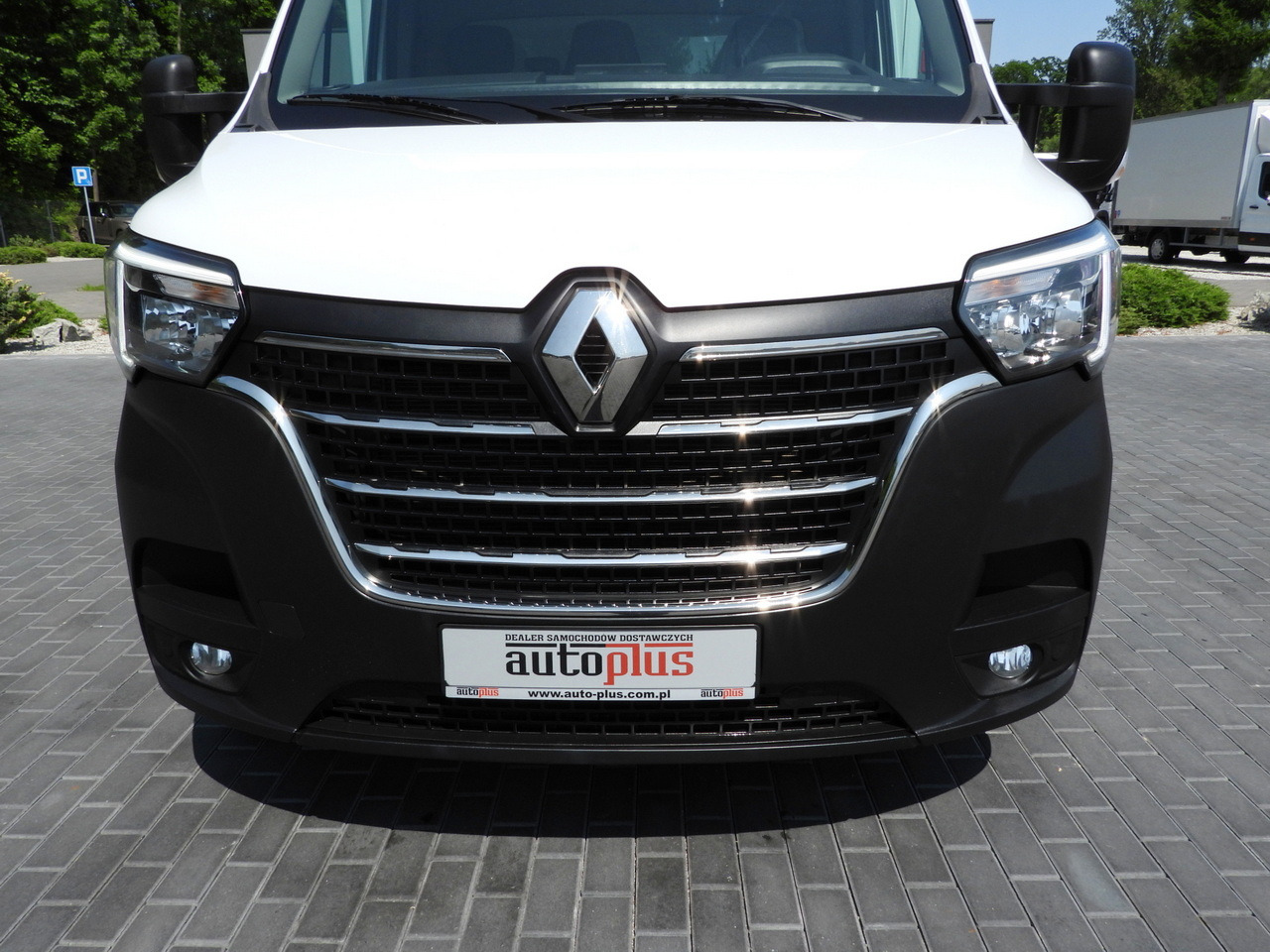 Furgoneta caja cerrada RENAULT MASTER  BOX LIFT 8 PALLETS CRUISE CONTROL LED LIGHTS AIR CONDITIONING  165HP: foto 15