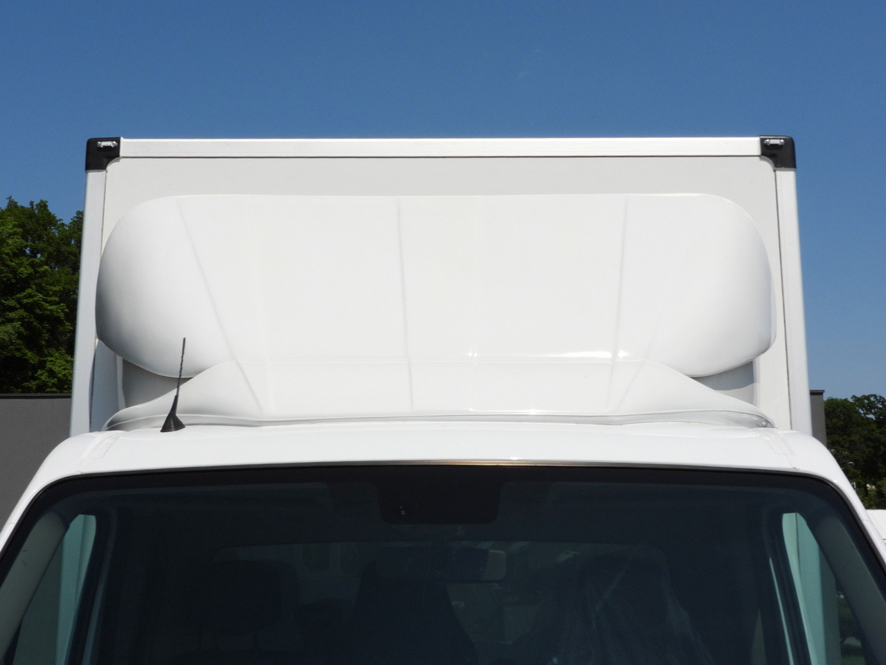 Furgoneta caja cerrada RENAULT MASTER  BOX LIFT 8 PALLETS CRUISE CONTROL LED LIGHTS AIR CONDITIONING  165HP: foto 16