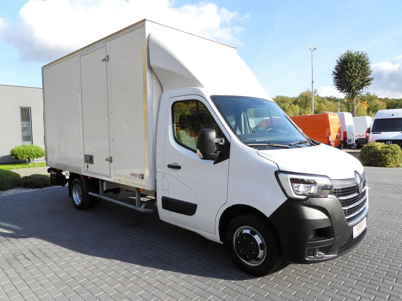 RENAULT MASTER BOX LIFT 8 PALLETS CRUISE CONTROL LED LIGHTS TWIN WHEELS AIR CONDITIONING  145HP - Furgoneta frigorifica: foto 4 RENAULT MASTER BOX LIFT 8 PALLETS CRUISE CONTROL LED LIGHTS TWIN WHEELS AIR CONDITIONING  145HP - Furgoneta frigorifica: foto 4