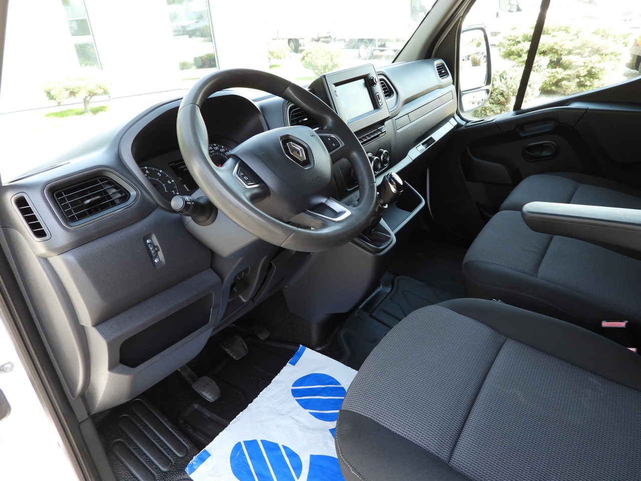 RENAULT MASTER BOX LIFT 8 PALLETS CRUISE CONTROL NAVIGATION LED LIGHTS TWIN WHEELS AIR CONDITIONING 145HP - Furgoneta caja cerrada: foto 2 RENAULT MASTER BOX LIFT 8 PALLETS CRUISE CONTROL NAVIGATION LED LIGHTS TWIN WHEELS AIR CONDITIONING 145HP - Furgoneta caja cerrada: foto 2