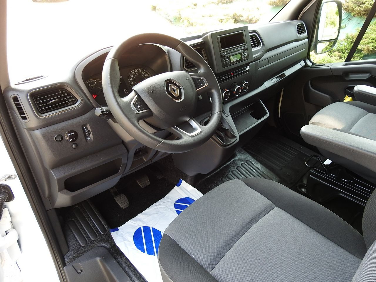 RENAULT MASTER TARPAULIN 8 PALLETS WEBASTO CRUISE CONTROL LED LIGHTS PNEUMATICS 165HP - Furgoneta con lona: foto 2 RENAULT MASTER TARPAULIN 8 PALLETS WEBASTO CRUISE CONTROL LED LIGHTS PNEUMATICS 165HP - Furgoneta con lona: foto 2