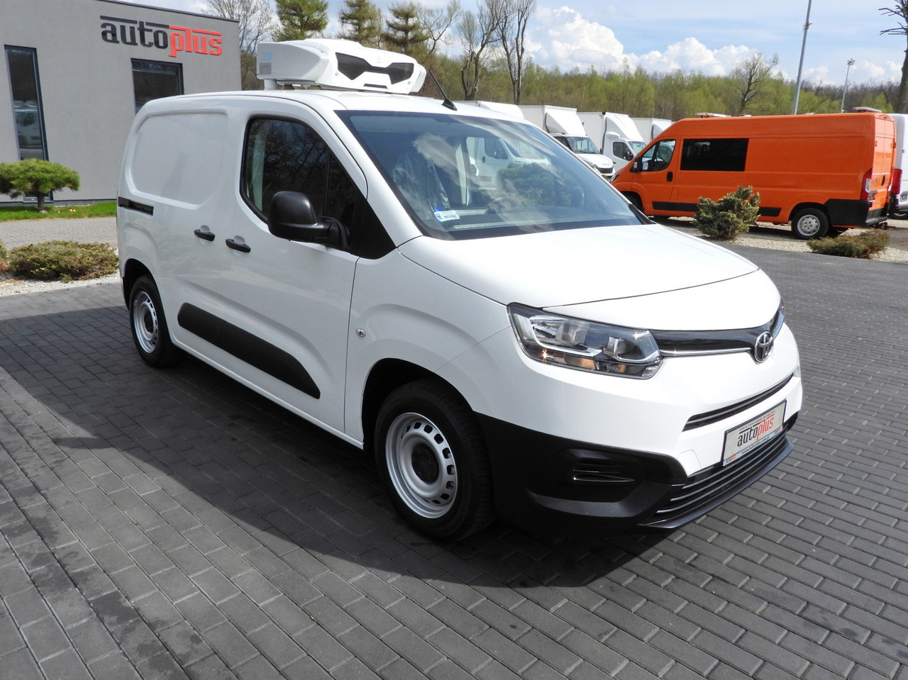 TOYOTA PROACE CITY  REFRIGERATOR VAN -15*C POWER SUPPLY 230V CRUISE CONTROL AIR CONDITIONING  100HP - Furgoneta frigorifica: foto 4 TOYOTA PROACE CITY  REFRIGERATOR VAN -15*C POWER SUPPLY 230V CRUISE CONTROL AIR CONDITIONING  100HP - Furgoneta frigorifica: foto 4
