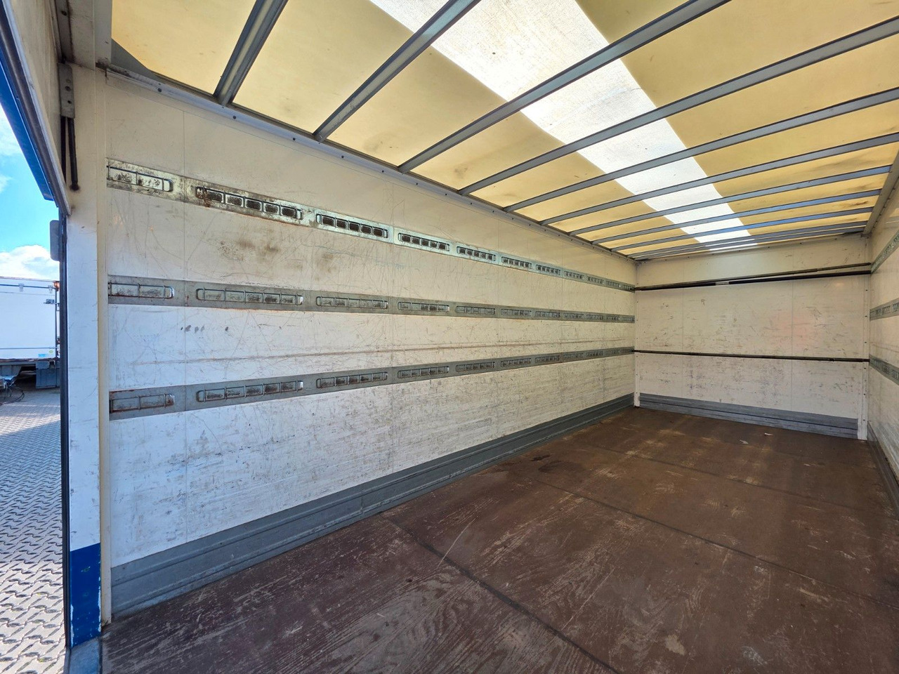 Camión caja cerrada Mercedes-Benz Atego 1218 / Ladebordwand: foto 13 Camión caja cerrada Mercedes-Benz Atego 1218 / Ladebordwand: foto 13