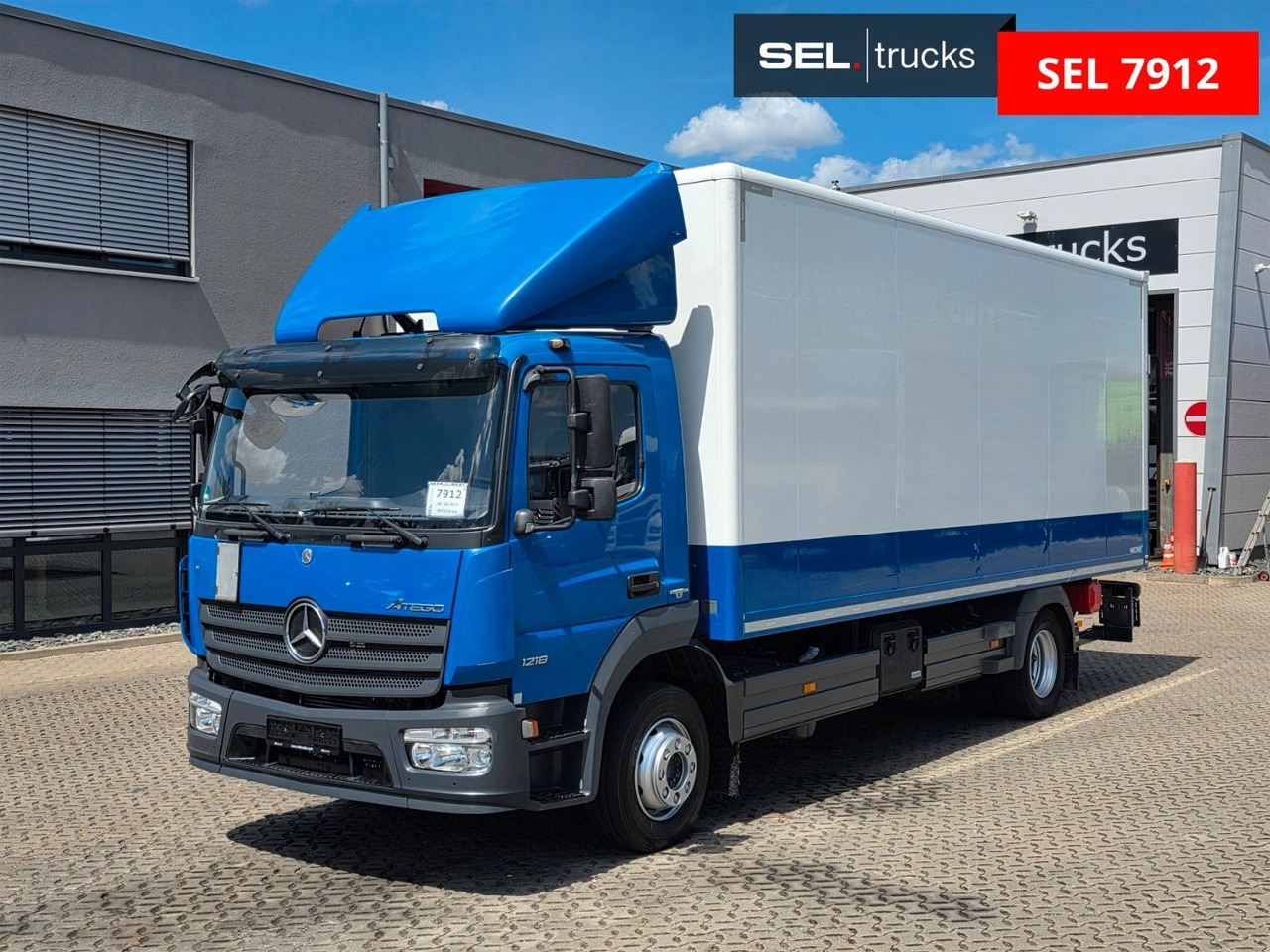 Mercedes-Benz Atego 1218 / Ladebordwand - Camión caja cerrada: foto 1 Mercedes-Benz Atego 1218 / Ladebordwand - Camión caja cerrada: foto 1