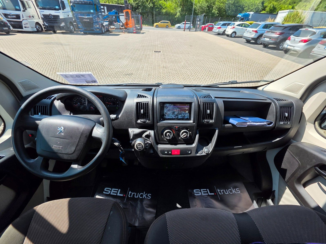 Furgoneta caja cerrada Peugeot Boxer / Ladebordwand / Klimaanlage /  3 Sitzen: foto 25