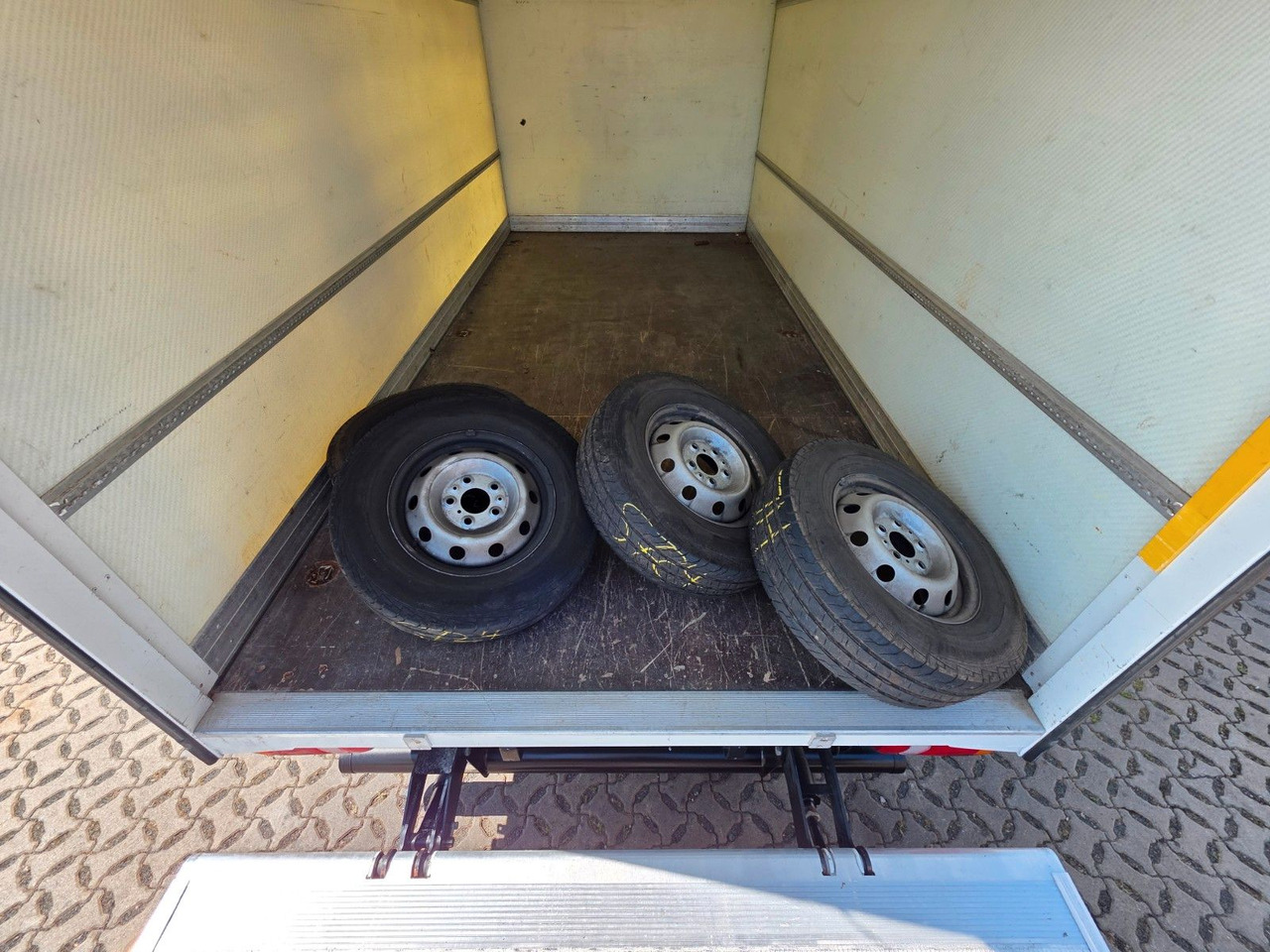 Furgoneta caja cerrada Peugeot Boxer / Ladebordwand / Klimaanlage /  3 Sitzen: foto 12