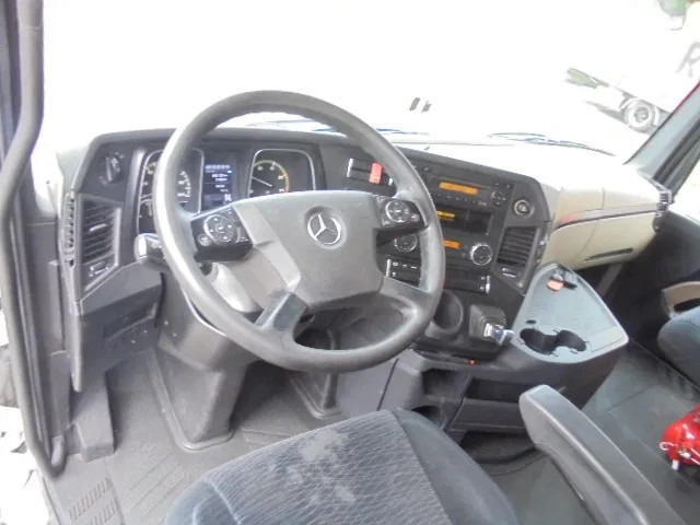 Foto del interior 1: Cabeza tractora Mercedes-Benz Actros 1845 LS ADR