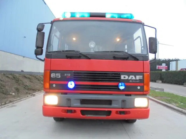 Camión de bomberos DAF 65.210: foto 12