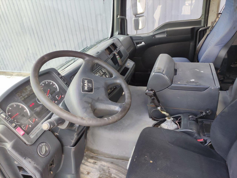 Foto del interior 1: Camión chasis MAN TGA 32.360