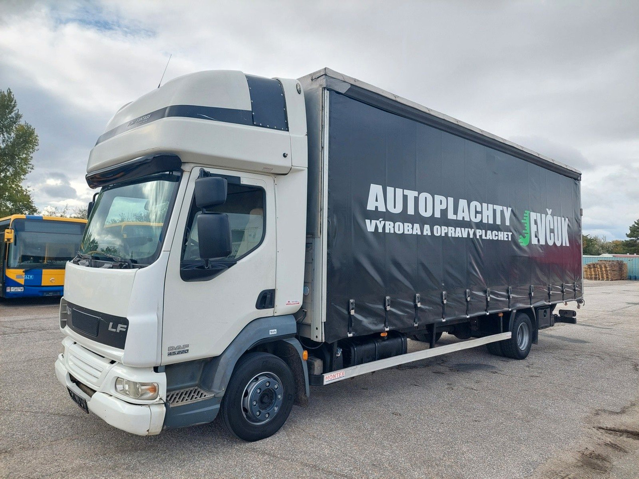 DAF FA LF 45.220 G12 4x2 - Camión lona: foto 1 DAF FA LF 45.220 G12 4x2 - Camión lona: foto 1