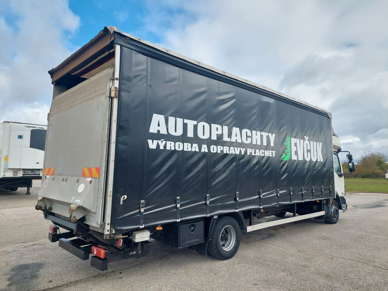 DAF FA LF 45.220 G12 4x2 - Camión lona: foto 4 DAF FA LF 45.220 G12 4x2 - Camión lona: foto 4