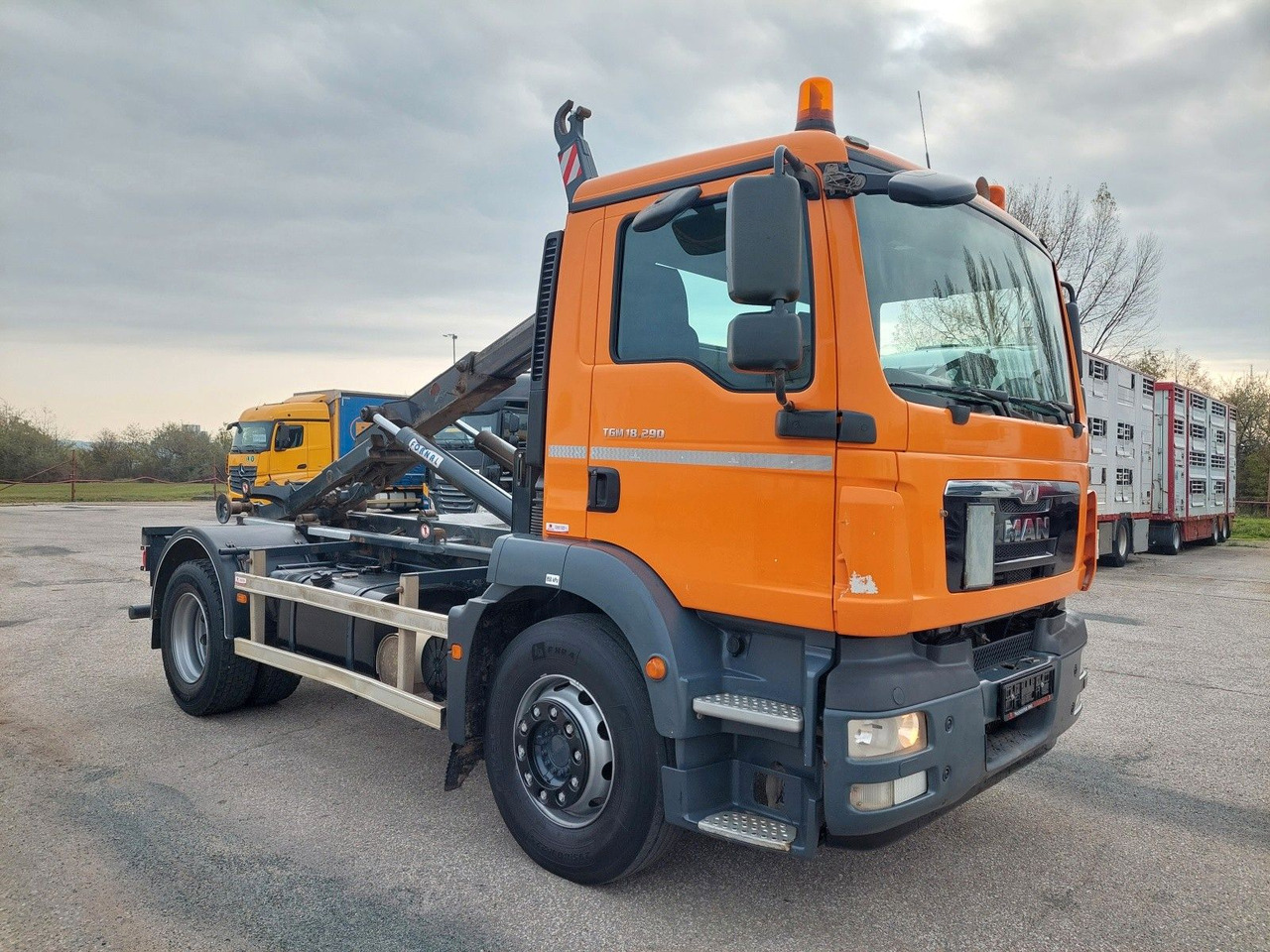 MAN TGM 18.290 4X2 BB - Camión multibasculante: foto 2 MAN TGM 18.290 4X2 BB - Camión multibasculante: foto 2