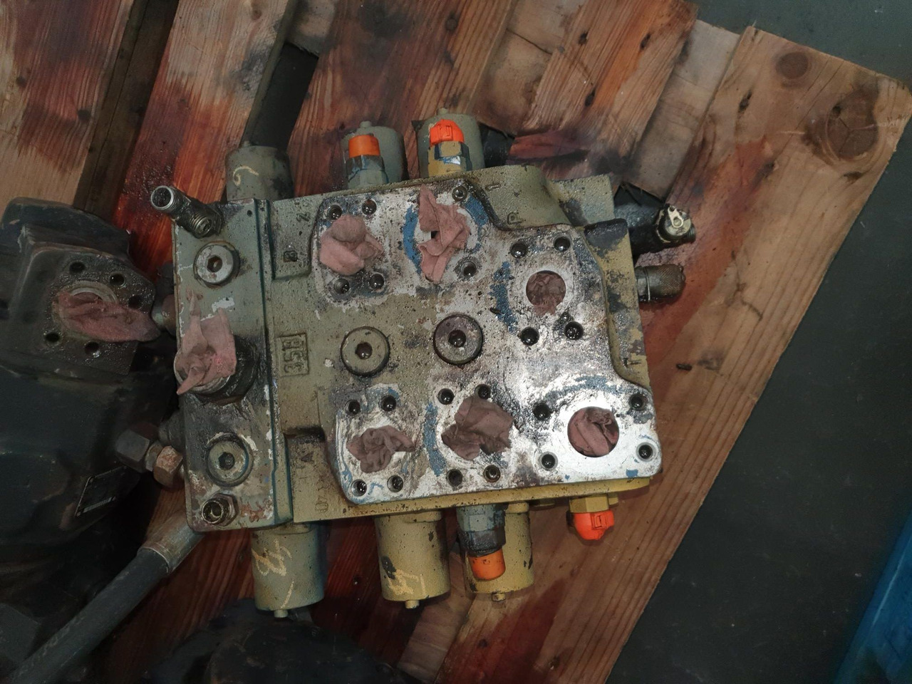 Distribuidor para Liebherr L564. M7305-02/3M7-22  - Piezas de recambio para Cargadora de ruedas: foto 1 Distribuidor para Liebherr L564. M7305-02/3M7-22  - Piezas de recambio para Cargadora de ruedas: foto 1