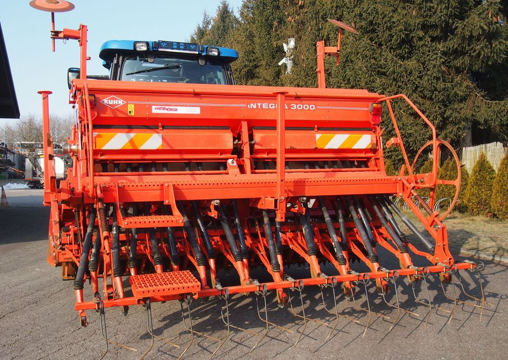 Agregat uprawowo-siewny Kuhn Kuhn HRB302D I INTEGRA 3000 2002 Brona wirowa + siewnik KUHN agregat uprawowo-siewny 3m - Combinado de siembra: foto 5 Agregat uprawowo-siewny Kuhn Kuhn HRB302D I INTEGRA 3000 2002 Brona wirowa + siewnik KUHN agregat uprawowo-siewny 3m - Combinado de siembra: foto 5