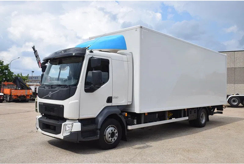 Volvo FL 250 - Camión caja cerrada: foto 1 Volvo FL 250 - Camión caja cerrada: foto 1