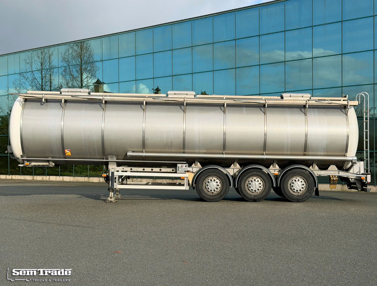 Burg 37.300 Liter 3 Compartments Disc Brakes Super Condition NL Trailer - Semirremolque cisterna: foto 2 Burg 37.300 Liter 3 Compartments Disc Brakes Super Condition NL Trailer - Semirremolque cisterna: foto 2