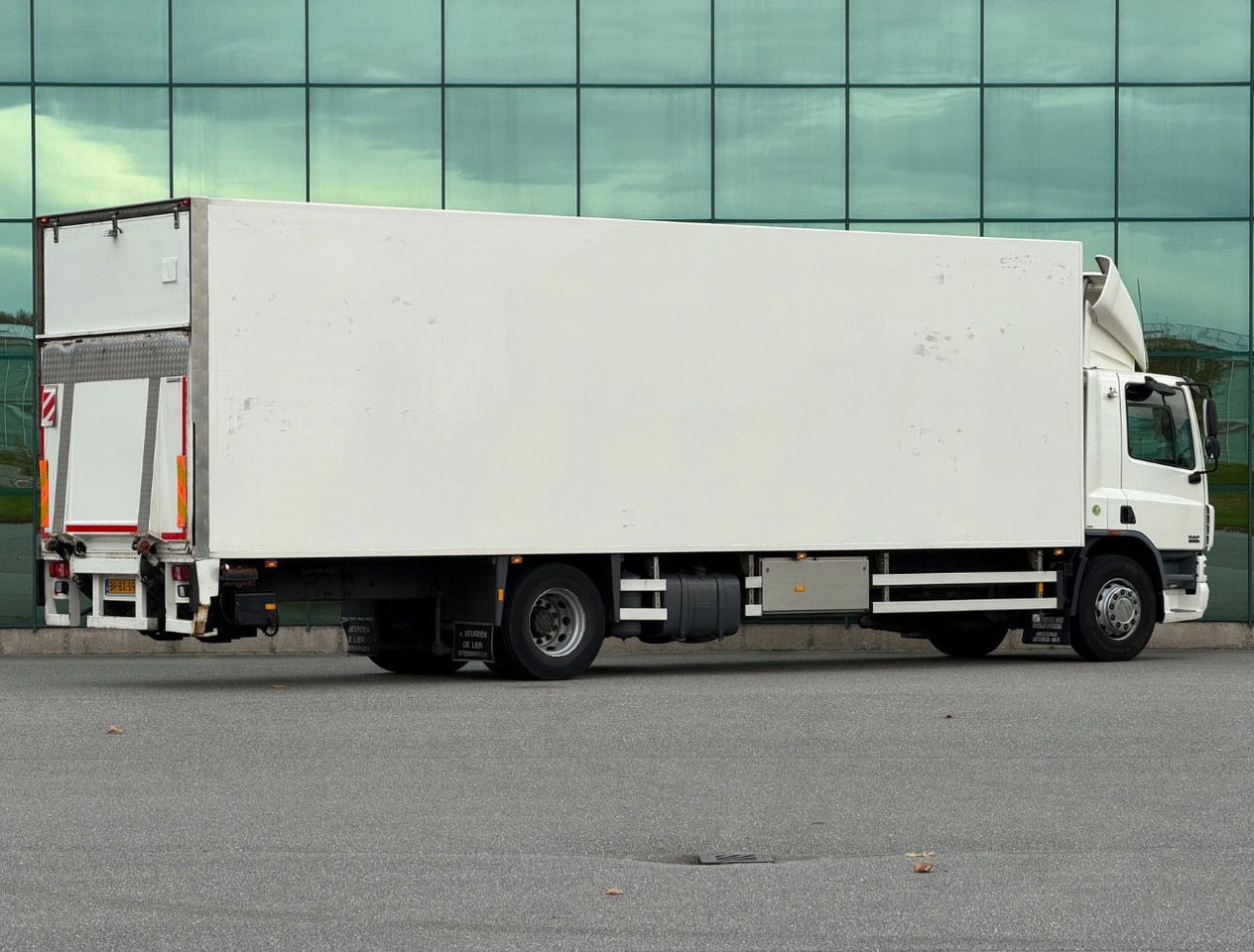 DAF CF 75.250 Euro 3 Manual Gearbox VAN Beurden Isolated BOX Tail Lift Super Condition NL-Truck - Camión caja cerrada: foto 4 DAF CF 75.250 Euro 3 Manual Gearbox VAN Beurden Isolated BOX Tail Lift Super Condition NL-Truck - Camión caja cerrada: foto 4
