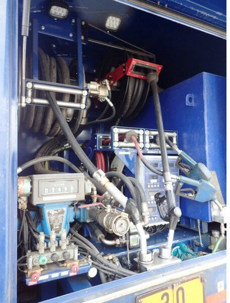 Camión cisterna para transporte de combustible Renault 19.5t +8m3 (5+3) Kobit: foto 17