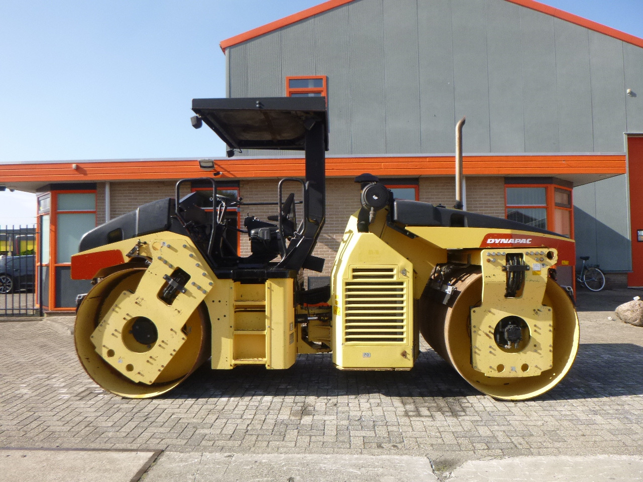 DYNAPAC CC432V - Apisonadora de asfalto: foto 1 DYNAPAC CC432V - Apisonadora de asfalto: foto 1
