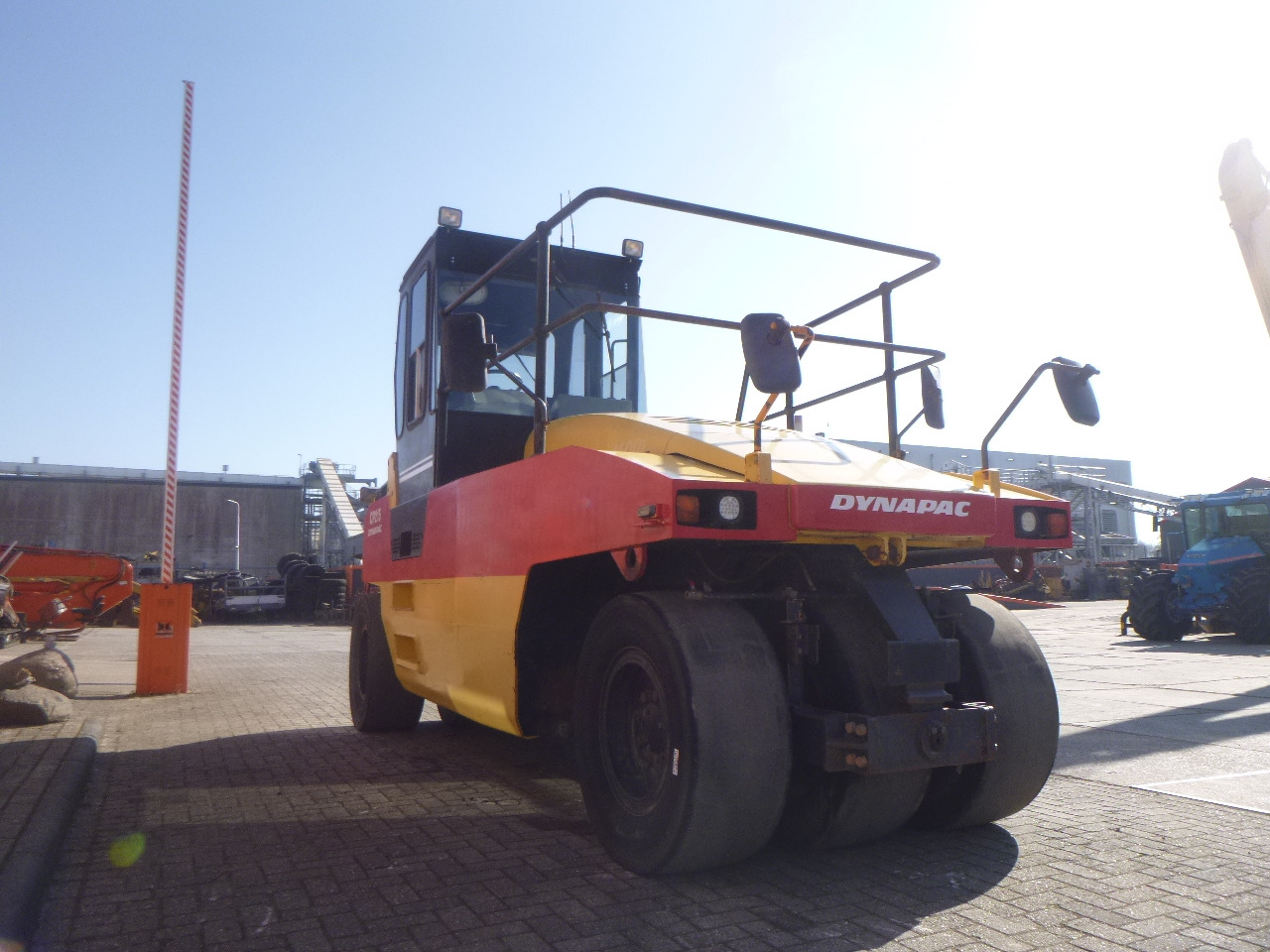 Rodillo de neumáticos DYNAPAC CP215(HITACHI): foto 25