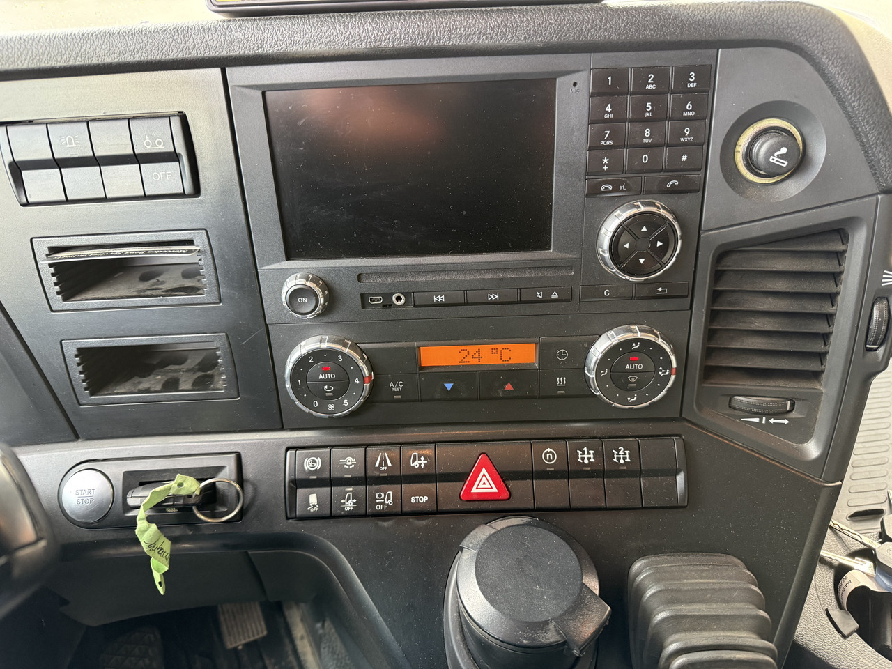 Mercedes-Benz Arocs 2653 6X4 Kran Kesla 2124L - Cabeza tractora: foto 2 Mercedes-Benz Arocs 2653 6X4 Kran Kesla 2124L - Cabeza tractora: foto 2